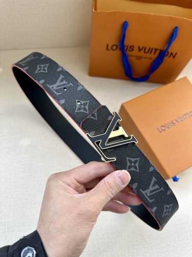 Lv Broken 双面腰带令 Lv 字母搭扣 腰带的边染色彩互为映衬。Monogram 图案帆布和牛皮革提供两式格调