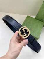 宽度4.0Cm Gucci将古驰过去和现在设计理念联系起来，综合以新的方式出现，并带有当代流行元素。Gucci的字母组合在这条腰带上的黑色皮革上以浮雕细节的形式