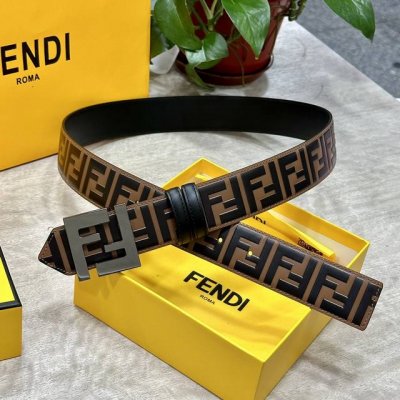 Fendl 芬迪 专柜同款 宽40Mm 标志造型宽皮带。钉扣式带扣。棕色小牛皮制成。印有浮雕手绘黑色与棕色 Ff 图案。镀金表面金属制品，品质保证。