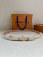 2.0宽 Lv Trio 双面腰带拼合细腻牛皮革和 Monogram 帆布，为中央金属搭扣聚焦 Lv Circle 标识 Monogram 花卉，雅致设计实现更
