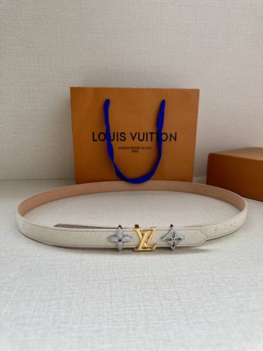 2.0宽 Lv Trio 双面腰带拼合细腻牛皮革和 Monogram 帆布，为中央金属搭扣聚焦 Lv Circle 标识 Monogram 花卉，雅致设计实现更