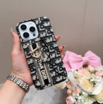 Iphone16型号已更新 Dior刺绣布艺手腕手机壳，手腕可当支架 型号：为了不出现报错型号，请打开本机查看手机设置显示的型号 Iphone16Pro Max