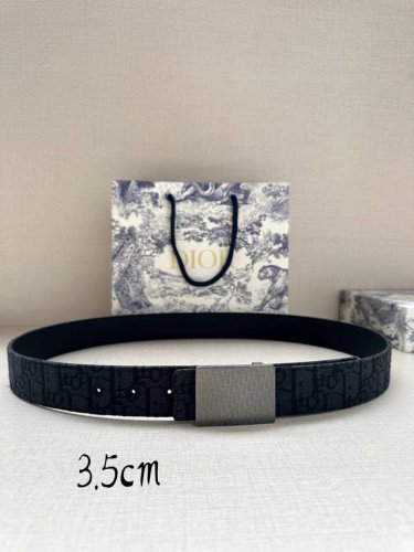 Dior 这款 35 毫米双面腰带结合典雅气质与摩登风范。双面设计，一面采用oblique 印花帆布，另一面则采用同色调粒面牛皮。长度可调节，可搭配各式 35