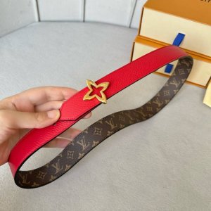 Lv 驢牌專櫃同步 全新原單女士腰帶系列 寬度30毫米 M0067 優雅的帆布設計搭配進口荔枝紋牛皮 可雙面佩戴 醒目的金銀色處飾有字母logo與花卉圓釘 別有
