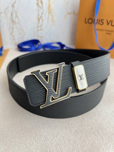 品名： Lv..路易..威登腰带皮带原单 型号：挂扣，经典纯钢材质挂扣，头层牛皮，实物拍摄 材料：头层牛皮，挂扣系列，纯钢材质扣头，钯镀电镀工艺永不掉色。原版头