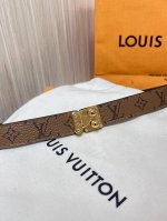 特 2.0宽双面帆布印花， 腰带取材牛皮革，以耀目 S-Lock 搭扣致意品牌传统硬箱。路易威登标识压纹和 Monogram 帆布内衬再添经典笔触，后部可调节结