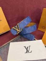 Lv Dimension Monogram Heritage 40毫米可翻转皮带证明，最难以忘怀的奢华时刻往往显得朴素。涂层的帆布表带展示出标志性的图案设计，与