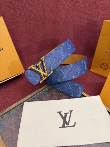 Lv Dimension Monogram Heritage 40毫米可翻转皮带证明，最难以忘怀的奢华时刻往往显得朴素。涂层的帆布表带展示出标志性的图案设计，与