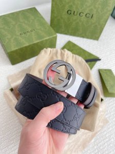 配全套包装礼盒 Gucci3.7专柜同款小牛皮压花. 双面使用配旋转扣. 一侧为Gucci Signature皮革 反面一侧为单色皮革.专柜品质