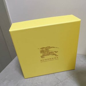 品名：巴宝莉原单 材质：原单牛皮腰带 百分百头层牛皮腰带保证真皮，24K纯钢扣，专柜原单品质、做工精细，时尚大牌，送人自用首选 包装： 请认准如图专柜包装赠送打