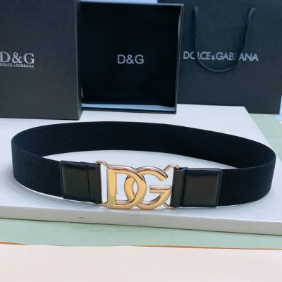 Dg 搭扣勾扣开合 徽标弹力腰带，全新弹力饰品腰带 点缀小牛皮细节，凸显腰身之美 风格干练摩登，浅金色、银色 电镀金属 Dg 徽标搭扣 4Cm 尺寸S M L