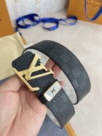 品名： Lv..路易..威登腰带皮带原单 型号：挂扣，经典纯钢材质挂扣，头层牛皮，图片实物拍摄 材料：头层牛皮，挂扣系列，纯钢材质扣头，钯镀电镀工艺永不掉色。原
