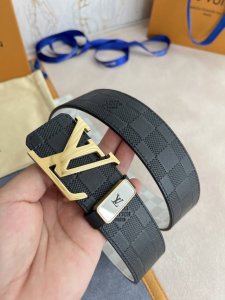 品名： Lv..路易..威登腰带皮带原单 型号：挂扣，经典纯钢材质挂扣，头层牛皮，图片实物拍摄 材料：头层牛皮，挂扣系列，纯钢材质扣头，钯镀电镀工艺永不掉色。原