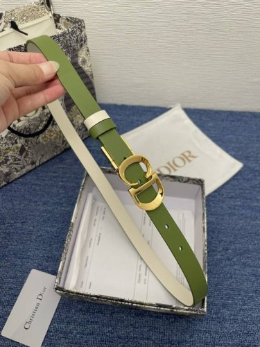 迪奥550 2.0Cm。 这款 Montaigne Avenue 腰带从同名手袋汲取灵感，采用黑色光滑 牛皮革精心制作，质感柔软，设计优雅，饰以富有光泽的新款金