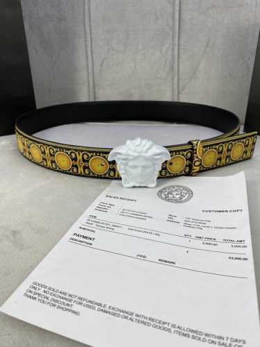 特 宽度4.0Cm Versace 范思哲 此款Palazzo腰带采用牛皮革面料制作，并饰有Le Pop Classique图案印花和标志性的美杜莎五金配件。