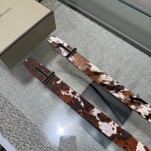 汤姆福特最新网红爆款双面头层牛皮专柜同步3.8宽新款上市了 原版牛皮 搭配铜扣 优雅 大方用的方便 谢谢你转载