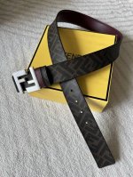 Fendi 芬迪 专柜同款 男士双面用芬迪腰带 宽度4.0Cm 双面设计让您可以根据自己的喜好和场合来选择搭配。一面是时尚的Ff图案，充满个性与活力；另一面则是