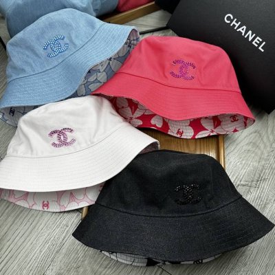 特价 C家 Chanel 新品双面渔夫帽 特别新颖的双面风格碰撞设计 一面延续了Chanel一贯的素雅简约的风格 一面大胆采用了简笔山茶花满花的图案设计 一款帽