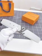 特 寬度：35Mm Lv S-Lock系列 宽度3.5Cm 精致的字母搭扣 搭配品牌專用小牛皮压logo标识 双面用
