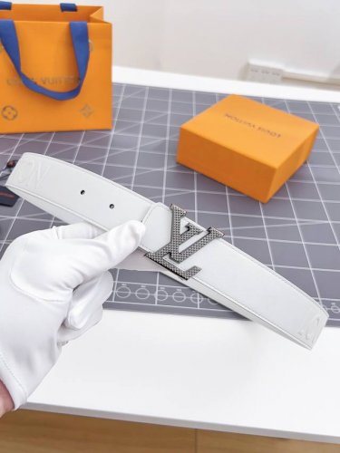 特 寬度：35Mm Lv S-Lock系列 宽度3.5Cm 精致的字母搭扣 搭配品牌專用小牛皮压logo标识 双面用