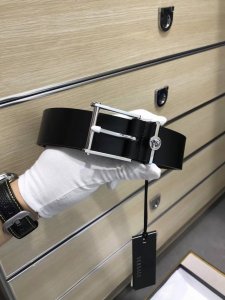 配送专柜包装 打孔针 专柜同款、实拍专柜官网，尺寸:宽35Mm，原版立体人头针扣 ，极富设计美感 ，双面采用进口原版小牛皮，配制五金戒指，彰显个性，清晰美观，皮