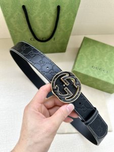 宽度4.0 Gucci 历史细节和现代元素是gucci最新系列的特点。历史的花押字硬件致敬品牌的创始人guccio Gucci。这款腰带采用黑色皮革精制而成，饰