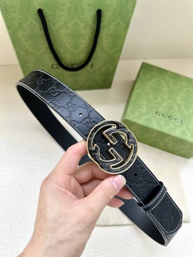 宽度4.0 Gucci 历史细节和现代元素是gucci最新系列的特点。历史的花押字硬件致敬品牌的创始人guccio Gucci。这款腰带采用黑色皮革精制而成，饰
