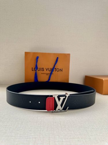 Lv4.0宽 Shadow 腰带拥有 Monogram Shadow 皮革的经典风尚和素面皮革的内敛格调 再为 Lv 新款扣头 以摩登笔触焕新男士衣橱