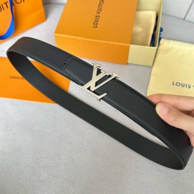 特 寬度：35Mm Lv S-Lock系列 寬度3.5Cm 精緻的字母搭扣 搭配驢家法國原廠荔枝紋皮料 雙面用