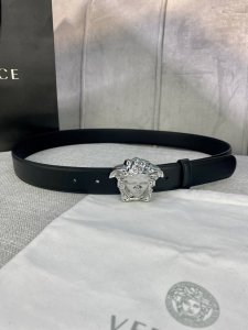 宽度3.0Cm Versace此款柔软的皮带配有立体美杜莎腰带搭扣，拥有3D立体饰面，与连衣裙、正装或休闲丹宁单品搭配相得益彰。