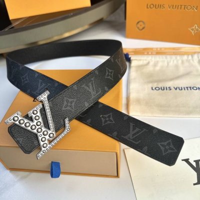 L0Uis Vuitt0N 專櫃最新升級版本 寬度40毫米 精湛工藝定制帆布面料襯托進口小牛皮十字紋底 搭配精鋼鉚釘設計字母搭扣 雙面用 經典百搭款！