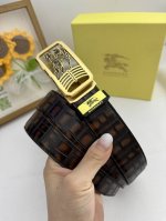 品名：巴宝莉 自动带 材质：原单牛皮腰带 百分百头层牛皮腰带保证真皮，24K纯钢扣，专柜原单品质、做工精细，时尚大牌，送人自用首选 包装： 请认准如图专柜包装赠