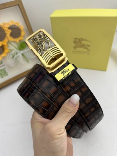 品名：巴宝莉 自动带 材质：原单牛皮腰带 百分百头层牛皮腰带保证真皮，24K纯钢扣，专柜原单品质、做工精细，时尚大牌，送人自用首选 包装： 请认准如图专柜包装赠