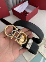 品名：菲拉格慕.Ferrgamo原单 型号：挂扣，原版经典新款双色挂扣，实物拍摄，头层牛皮 材料：百分百头层牛皮，保证真皮。双面可用专柜同等质量，原版经典手掌纹