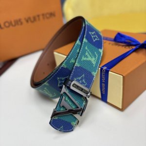 高端品质，实物拍摄 批 配全套包装 品牌：驴家最新款 扣头材质：精品实心钢扣 带身材质正面：40Mm宽度采用双面进口原版皮腰带，真空电镀五金扣头实物拍摄 一等一