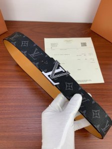 特 P170 4.0宽 Initiales 双腰面带拼经接典 Monogram 帆布与 Epi 小牛皮，为标此志融性合渲缤染纷色彩，字搭母扣丝的滑琅珐表层互映为