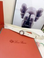 诺悠翩雅这款腰带以独特圆形搭扣彰显 Loro Piana 金属箍的优雅曲线。用于制作腰带的小牛皮具有细腻而饱满的纹理，经过手工处理，呈现出更清晰的粒面与温润自然