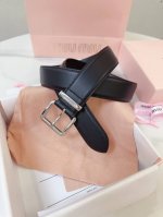 特 缪缪Miumiu专柜新款 这款皮革腰带是提升别致造型品味的理想之选。醒目的刻字五金徽标搭配方型针扣，手感柔软细腻的小牛皮。非常时尚百搭 宽:3.5Cm