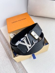 品名： Lv..路易..威登腰带皮带原单 型号：挂扣，经典纯钢材质挂扣，头层牛皮，图片实物拍摄 材料：头层牛皮，挂扣系列，纯钢材质扣头，钯镀电镀工艺永不掉色。原