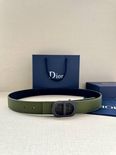 特 宽度3.5Cm 这款白金色饰面黄铜腰带扣采用“Cd”标志点缀，镌刻有 Dior Oblique 图案，经典元素呈现本季全新风采。设计精巧，可与各式 35 毫