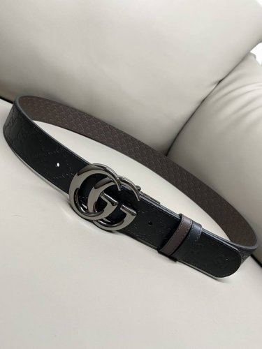 特 双面经典热压款 3.7双面腰带，一侧为Gucci Signature皮革，反面一侧为单色皮革。配以互扣式双G带扣