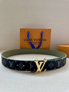 特 4.0宽: 新款Lv Initiales 双面腰带出自 2025 春夏系列，为渐变帆布点缀缓缓淡出的 Lv 字母和Monogram 花卉，翻转即现光滑皮革。