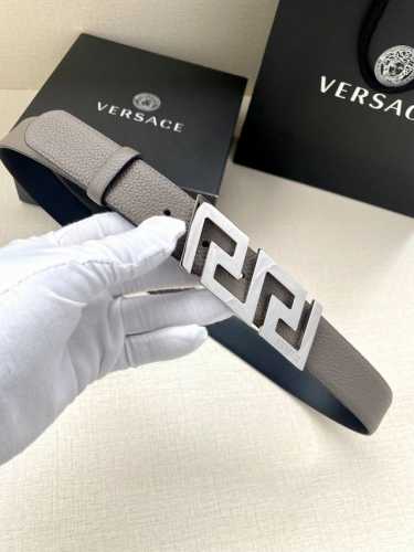 特 Versace宽度3.0Cm 此款腰带由优质皮革制成，饰有La Greca彰显个性设计。该铆钉腰带饰有La Greca五金搭扣配件，打造Versace造型。