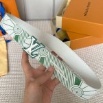 特 寬度：40Mm Lv Pyrmide Truck L Oeii雙面腰帶 驢家 海外原單代特供 面為進口小牛皮壓飾有標誌性品牌圖案效果工藝 原廠配色柔軟小牛皮