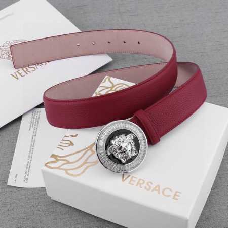 宽度4.0Cm Versace 此款荔枝纹砂底腰带采用柔软牛皮革于意大利精制而成，配有金色圆形腰带扣，饰有带水晶装饰的美杜莎。 - 点击图像关闭