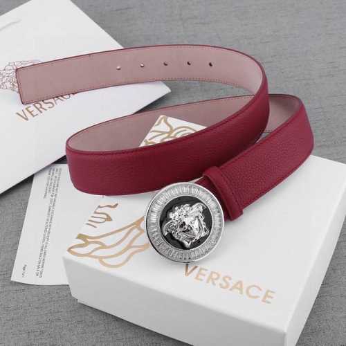 宽度4.0Cm Versace 此款荔枝纹砂底腰带采用柔软牛皮革于意大利精制而成，配有金色圆形腰带扣，饰有带水晶装饰的美杜莎。