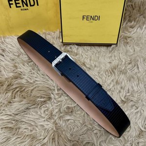 图片包装 Fendl 芬迪 专柜同款 宽40Mm 标志造型宽皮带。钉扣式带扣。黑色小牛皮制成。印有浮雕手绘黑色与棕色 Ff 图案。镀金表面金属制品，品质保证。