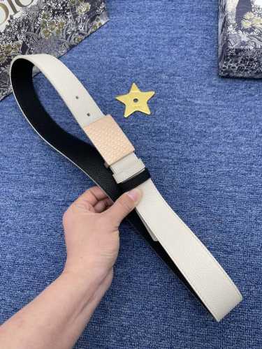 迪奥 3. 5Cm 特 这款 30 Montaigne Avenue 腰带从同名手袋汲取灵感，采用黑色光滑 牛皮革精心制作，质感柔软，设计优雅，饰以富有光泽的新
