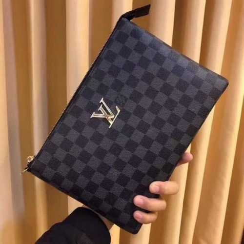 火爆新款男士手包意大利进口牛皮顶级货，精钢五金均有品牌Logo,看皮的光泽度，看油边，看走线，市场最高品质，没有之一，识货首选。尺寸:28.19.4，颜色4个：