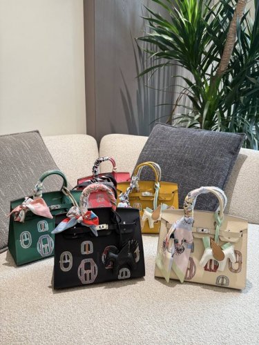 山羊皮 爱马仕工艺天花板？！ 超美的限量款黑银山羊皮 Birkin25 实物到手那叫一个好看呀，25的尺寸小巧又精致 重点来咯它徽章那里运用了刺绣融合钉珠的工艺